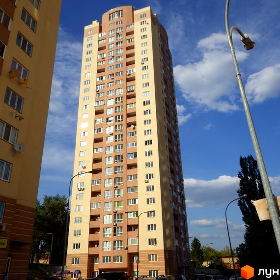 Вид на висотний будинок житлового комплексу пров. Моторний, 9, 9а з прибудинковою територією та паркувальними місцями.