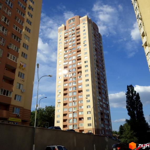 Вигляд житлового комплексу пров. Моторний, 9, 9а з висоти, з прибудинковою територією та автомобілями на парковці.