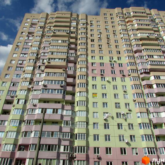 Житловий комплекс Милославичі з багатоповерховим будинком, оформленим у світлих тонах, та прибудинковою територією.