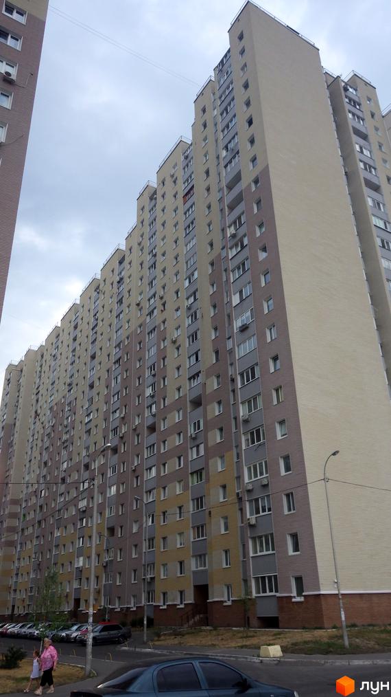 Житловий комплекс Милославичі з висотними будинками, облаштованими балконами. Прибудинкова територія з паркомісцями та зеленими насадженнями.