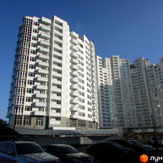 Житловий комплекс Парк Стоун з сучасними балконами та просторою прибудинковою територією, паркувальними місцями.