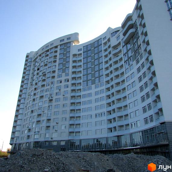 Житловий комплекс Парк Стоун з сучасним фасадом та великими вікнами. Прибудинкова територія з будівельними роботами.