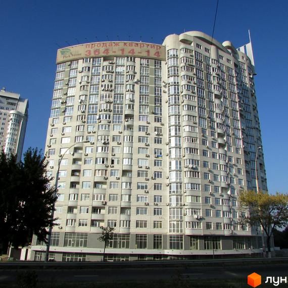 Житловий комплекс Park Stone – висотна новобудова з численними вікнами та балконами на фоні блакитного неба. Будинок має сірий фасад та розташований біля дороги.