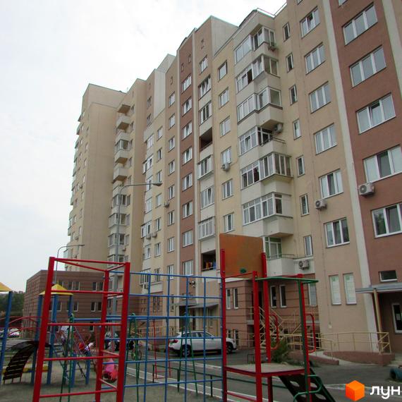 Житловий комплекс на вул. Петропавлівська, 50, 50б, з ігровим майданчиком на прибудинковій території.
