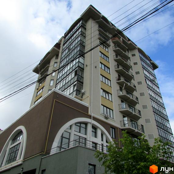 Житловий комплекс Нагірний з сучасним фасадом та балконами. Прибудинкова територія озеленена, з доступом до інфраструктури.