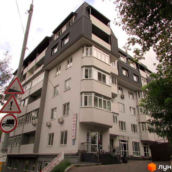 Житловий комплекс Віконт - багатоповерхова будівля з еркерними вікнами та мансардним дахом. На фасаді розміщена вивіска 