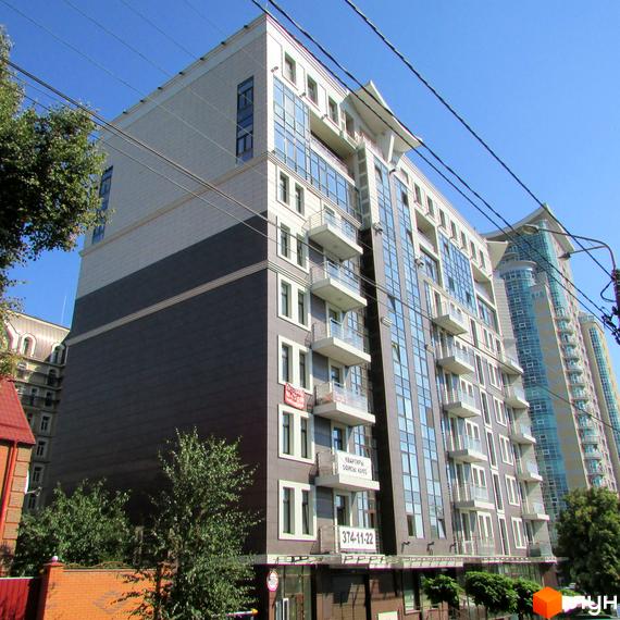 Зовнішній вигляд новобудови ЖК Zverinetskiy. Багатоповерховий будинок з великою кількістю скління та балконів.