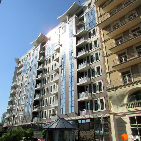 Зовнішній вигляд житлового комплексу Zverinetskiy з численними балконами та скляними фасадами. Будівля має багатоповерхову структуру та сучасний дизайн.