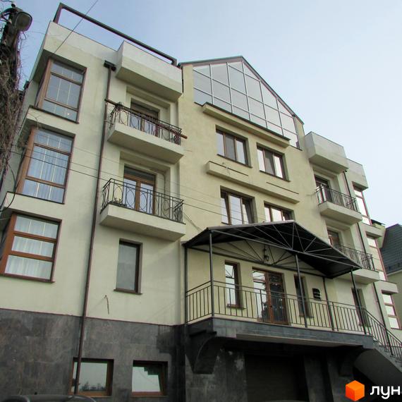 Зовнішній вигляд житлового комплексу Арт Хаус з балконами та великими вікнами. Прибудинкова територія з озелененням та простором для відпочинку.