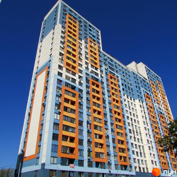 Житловий комплекс Богатирський з яскравими фасадами та великими вікнами. Прибудинкова територія озеленена та облаштована.