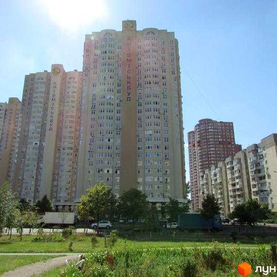 Високоповерхові житлові будинки на вулиці Драгоманова, будмайданчики 1, 2, 3. Навколо будівель зелена зона з деревами та травою.