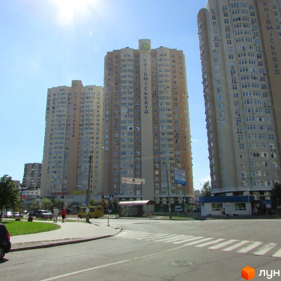 Висотні житлові будинки на вулиці Драгоманова (будмайданчики 1, 2, 3) з написом 