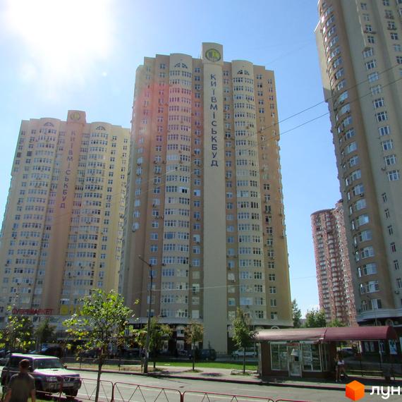 Високоповерхові будинки житлового комплексу на вул. Драгоманова. На фасаді одного з будинків видно напис 