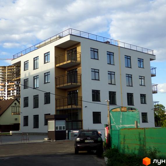 Зовнішній вигляд будинку Житлового комплексу Stoletof. Багатоповерхова новобудова з балконами та великими вікнами.