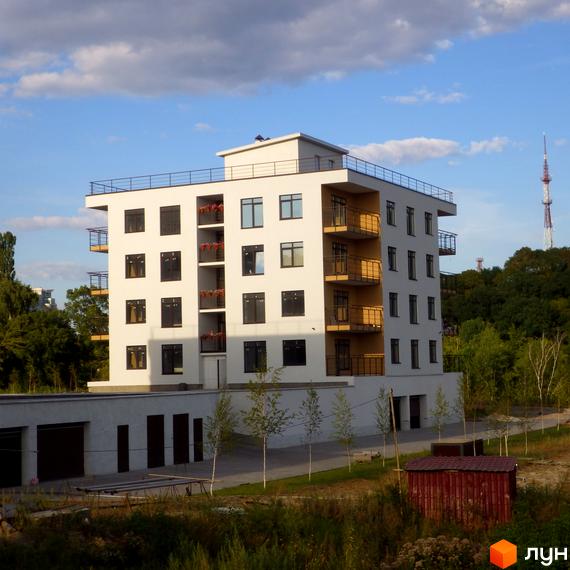 Зображення Житлового комплексу Stoletof: багатоповерховий будинок з балконами та великими вікнами. Навколо зелена територія з деревами та кущами.