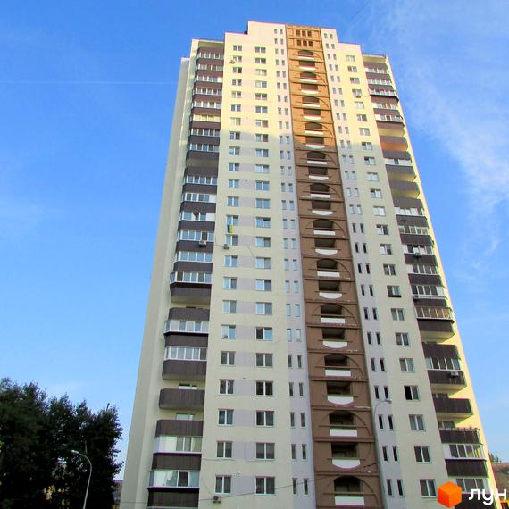 Висотна будівля житлового комплексу на вулиці Макаренка, 1а. Фасад будинку виконаний у світлих тонах з балконами та вікнами.