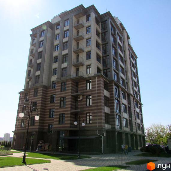 Житловий комплекс Новопечерські Липки з сучасною архітектурою та прибудинковою територією з зеленими насадженнями.