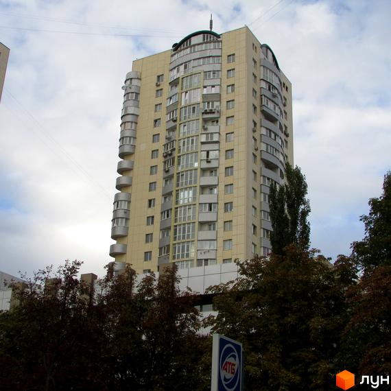 Житловий комплекс Парковий – високий світлий будинок з вигнутими балконами та великими вікнами, оточений деревами.