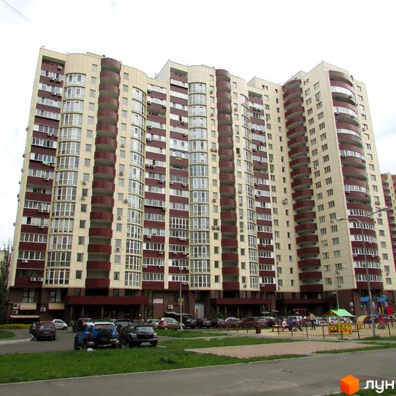 Житловий комплекс Парковий: багатоповерховий будинок з бежевим фасадом, коричневими балконами та вигнутими секціями. На території парковка та дитячий майданчик.