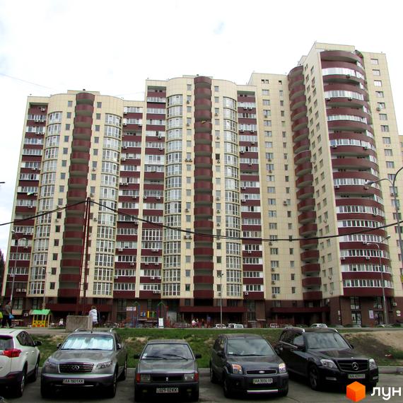 Житловий комплекс Парковий: багатоповерховий будинок хвилястої форми кремового кольору з бордовими балконами. На прибудинковій території розташована парковка.