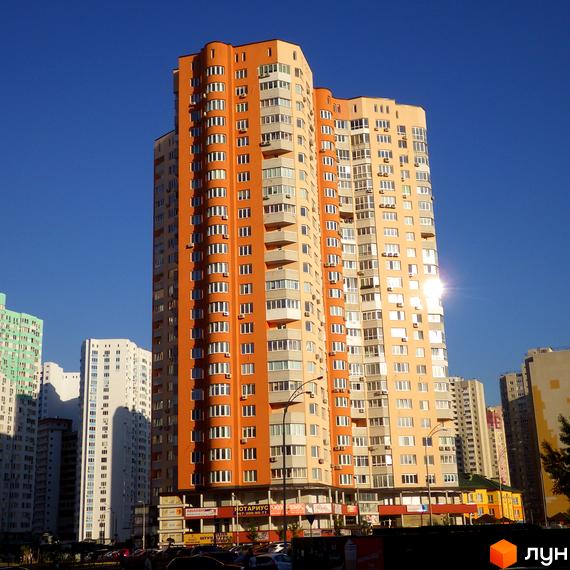 Житловий комплекс Молодіжний квартал з сучасним фасадом та великими вікнами. Прибудинкова територія з паркувальними місцями та зеленими насадженнями.