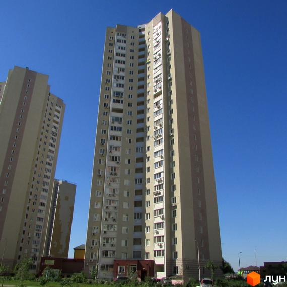 Житловий комплекс Молодіжний квартал з висотними будинками та прибудинковою територією. Простора зона для відпочинку та зелені насадження.