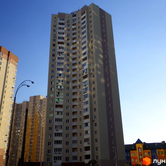 Житловий комплекс Молодіжний квартал з високими будинками та прибудинковою територією. На фоні ясне небо та сучасні архітектурні рішення.