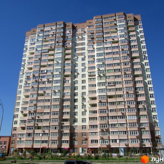 Житловий комплекс Молодіжний квартал з багатоповерховим будинком та прибудинковою територією. Яскраві фасади та зелені зони навколо.