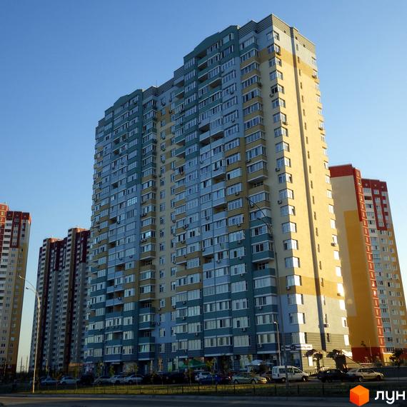 Житловий комплекс Молодіжний квартал з сучасними фасадами, прибудинкова територія з паркомісцями та зеленими насадженнями.