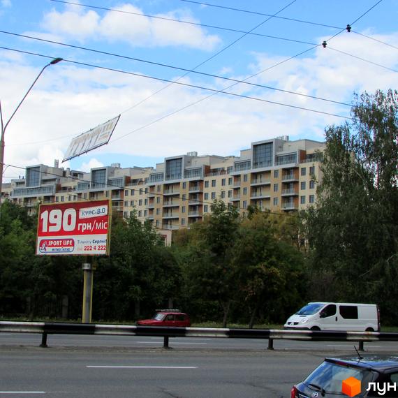 Житловий комплекс Crystal Park з сучасними балконами та зеленими насадженнями на прибудинковій території.