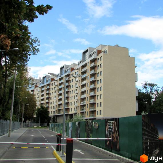 Житловий комплекс ЖК Crystal Park з фасадом та балконами, прибудинкова територія з зеленими насадженнями та дорожньою інфраструктурою.