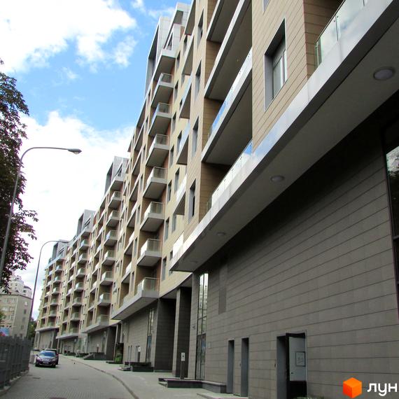 Житловий комплекс ЖК Crystal Park з фасадом та балконами, прибудинкова територія з паркувальними місцями.