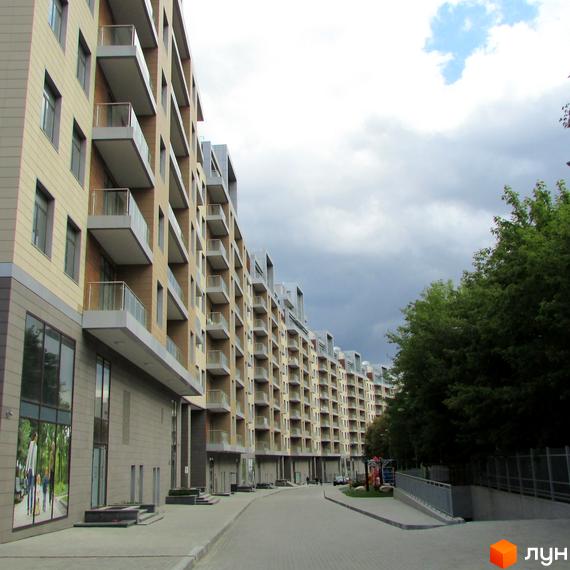 Сучасний житловий комплекс Crystal Park з балконами та прибудинковою територією, озелененою деревами.