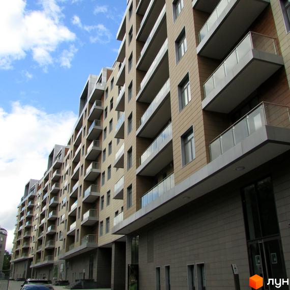 Житловий комплекс Crystal Park з сучасними балконами та фасадом. Прибудинкова територія з парковкою та зеленими насадженнями.