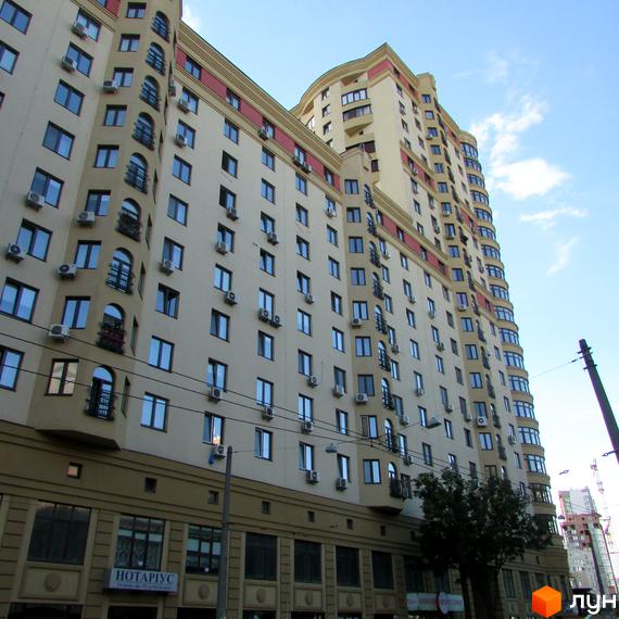 Зовнішній вигляд багатоповерхового житлового комплексу ЖК Златоустівський з великою кількістю вікон та кондиціонерів. На першому поверсі розташовані комерційні приміщення.