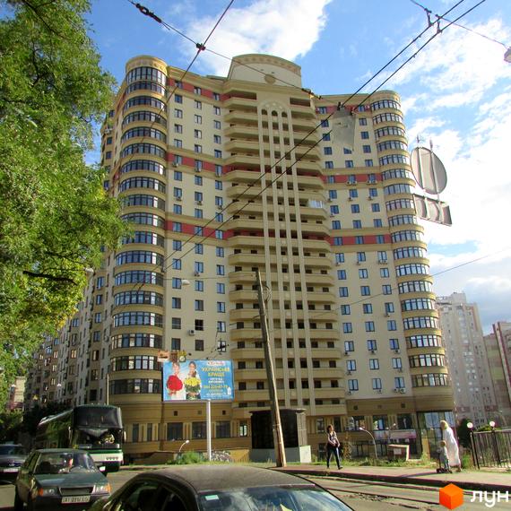 Житловий комплекс Златоустівський - висотна новобудова з балконами та панорамними вікнами. Поруч зелені насадження та міська інфраструктура.