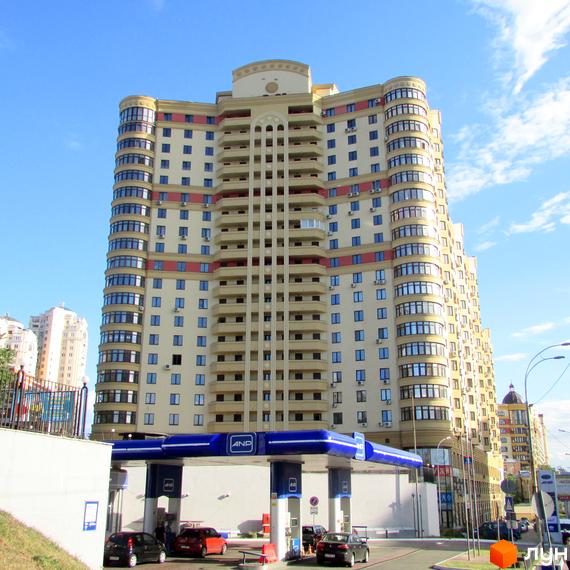 Житловий комплекс Златоустівський - висотна новобудова з вигнутими фасадами та балконами. Перед будинком розташована АЗС.