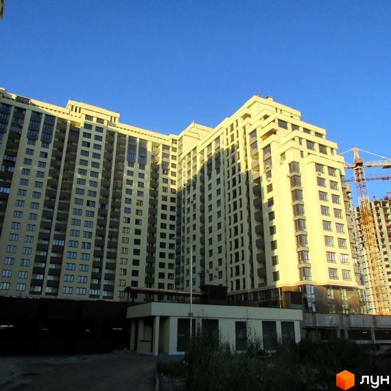 Житловий комплекс Венеція. Великий багатоповерховий будинок світло-жовтого кольору з численними вікнами та балконами. Поруч видно будівельний кран.