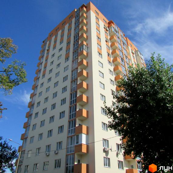 Зображення фасаду та балконів багатоповерхового будинку в Житловому комплексі Мінський. Вигляд новобудови на фоні блакитного неба.