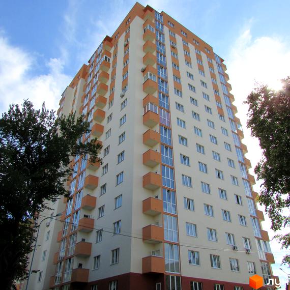 Зображення багатоповерхового будинку Житлового комплексу Мінський з балконами. Вигляд фасаду та вікон новобудови.