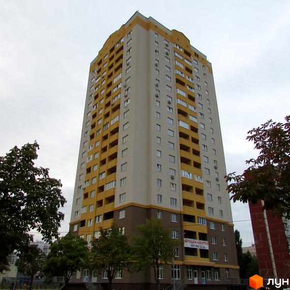 Висотна новобудова на вул. Булгакова, 13 з жовтими та білими фасадами. Будинок має багато балконів та вікон. Навколо будівлі ростуть дерева.