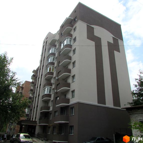 Сучасна новобудова на вулиці Володі Дубініна, 5/15, 7/14, з коричнево-бежевим фасадом та балконами. Поруч видно дерева та прибудинкову територію.