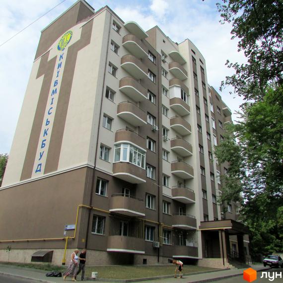 Фасад багатоповерхового житлового комплексу на вул. Володі Дубініна, 5/15, 7/14, з балконами та написом