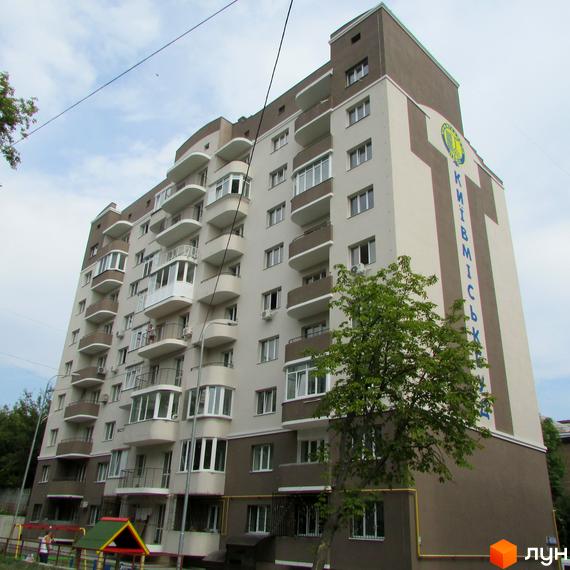 Багатоповерховий житловий комплекс на вул. Володі Дубініна, 5/15, 7/14. Будинок має світло-бежевий фасад з коричневими акцентами та балконами. Поруч розташований дитячий майданчик.