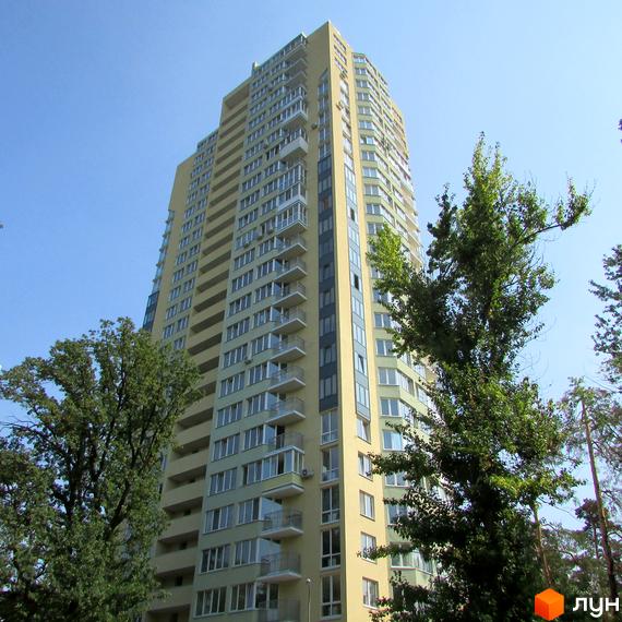 Висотна будівля Житлового комплексу на вулиці Верховинна, 39-41. Фасад будинку виконано у світлих тонах, наявні балкони та великі вікна.