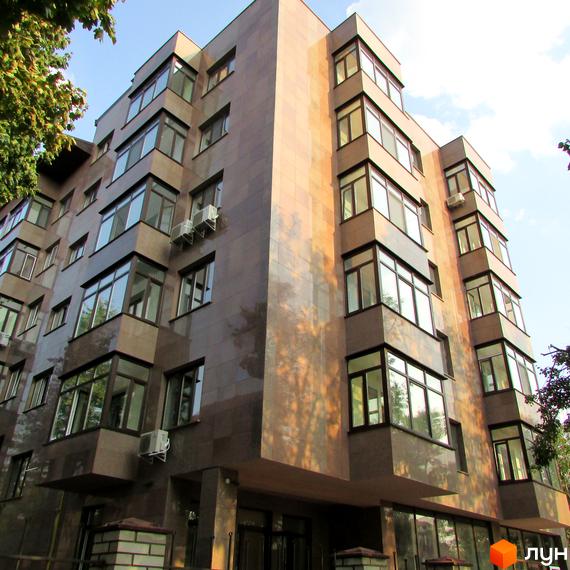 Висотна новобудова на вулиці Данила Щербаківського (Щербакова), 16. Фасад будинку виконаний з темного облицювального матеріалу з великими вікнами.