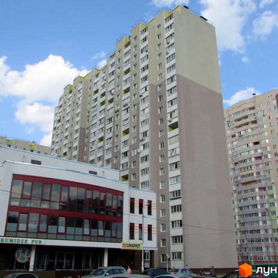 Житловий комплекс Милославичі з висотними будинками та прибудинковою територією. На передньому плані розташовані комерційні приміщення.