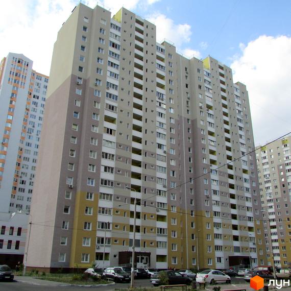 Житловий комплекс Милославичі з багатоповерховими будинками та прибудинковою територією з паркувальними місцями.