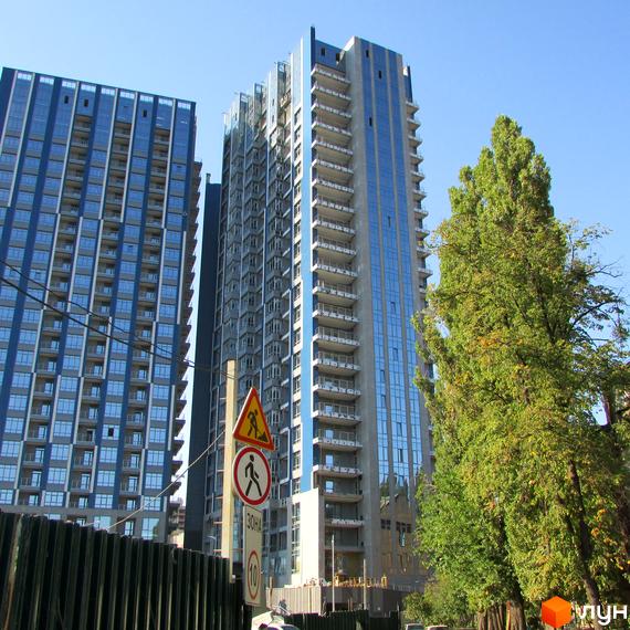 Житловий комплекс ЖК Central Park - це сучасні висотні будинки з панорамним склінням та балконами. Навколо комплексу зелені дерева та міська інфраструктура.