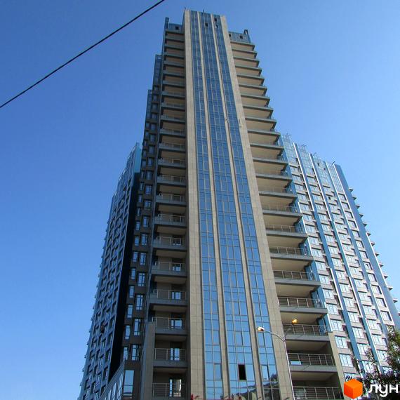Житловий комплекс Central Park - висотна новобудова з панорамним склінням та балконами. Зовнішній вигляд фасаду з сірими та блакитними елементами.